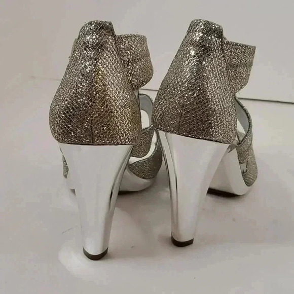 Michael Kors Berkley T-Strap Silver Glitter Sandals 8 - Picture 9 of 15